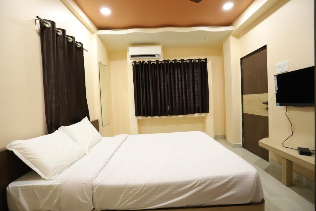 Hotel Pride Executive Solapur Exteriör bild